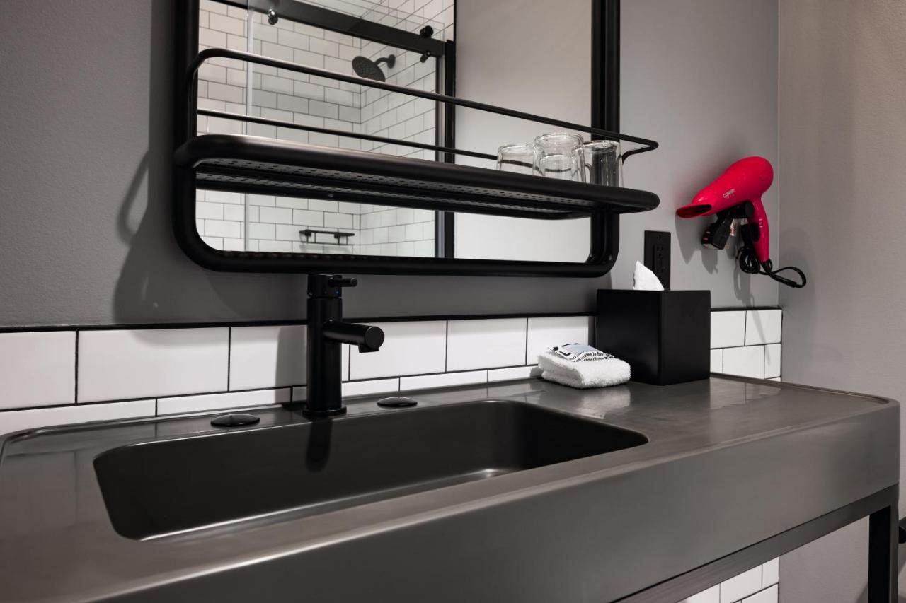 Moxy Omaha Downtown Hotel Екстериор снимка