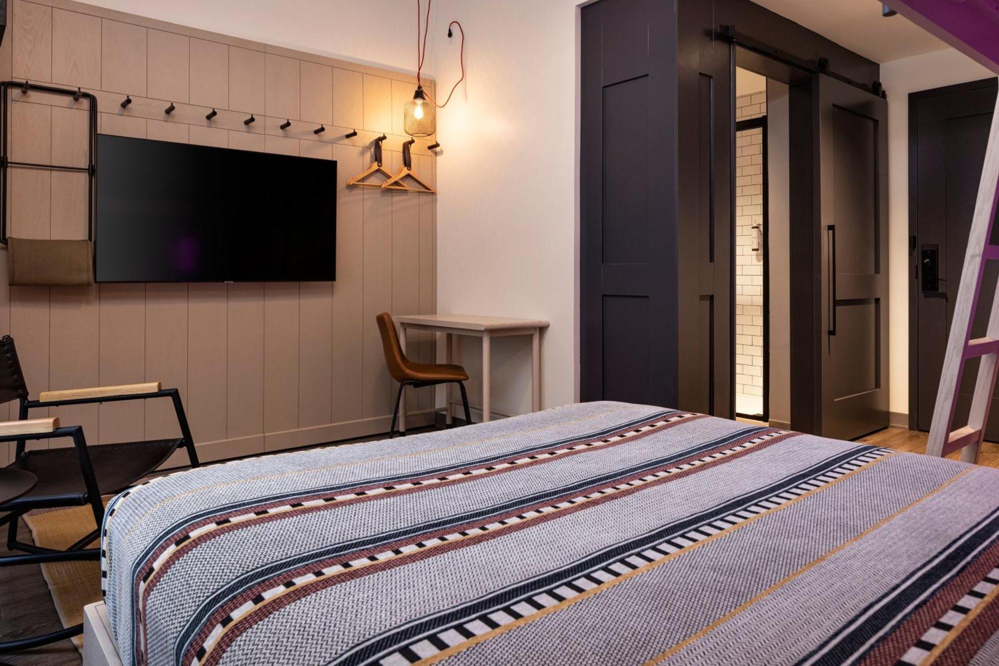 Moxy Omaha Downtown Hotel Екстериор снимка