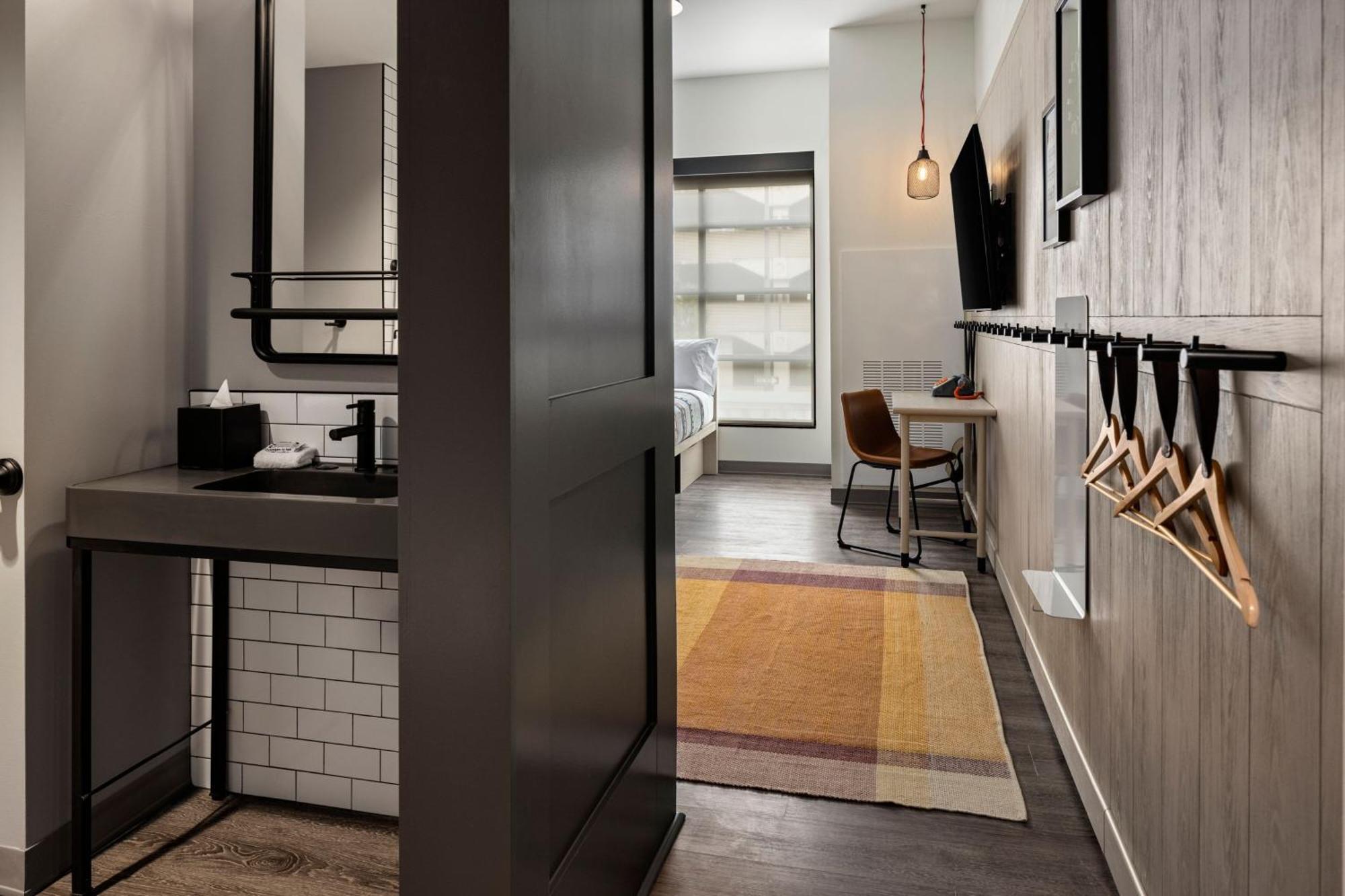 Moxy Omaha Downtown Hotel Екстериор снимка