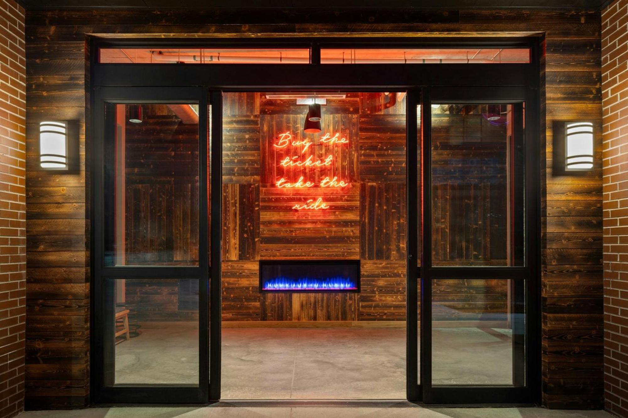 Moxy Omaha Downtown Hotel Екстериор снимка